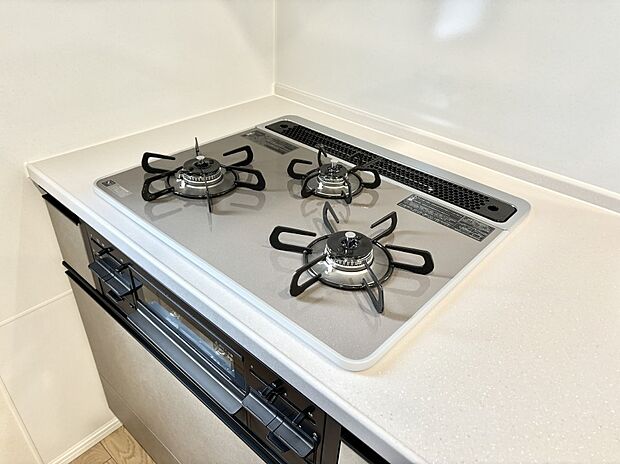 【その他設備(3口コンロ)】三口ガスコンロでお料理が一気にはかどりそう。