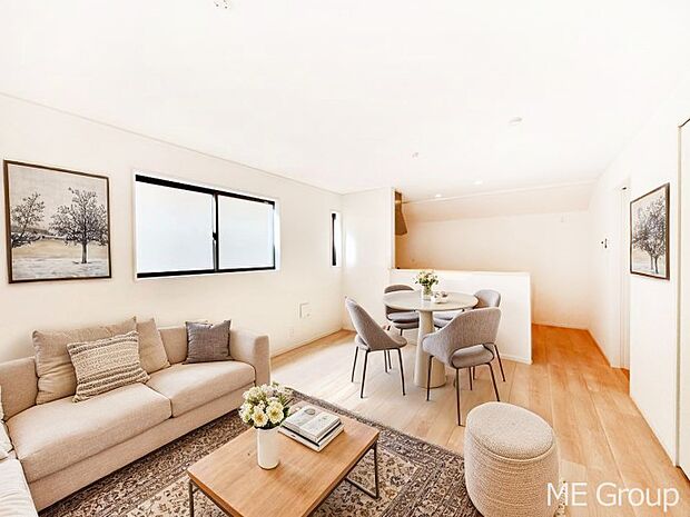 【リビング】家族の和やかな会話が聞こえてきそう。開放感のあるリビングです。※家具はCGです