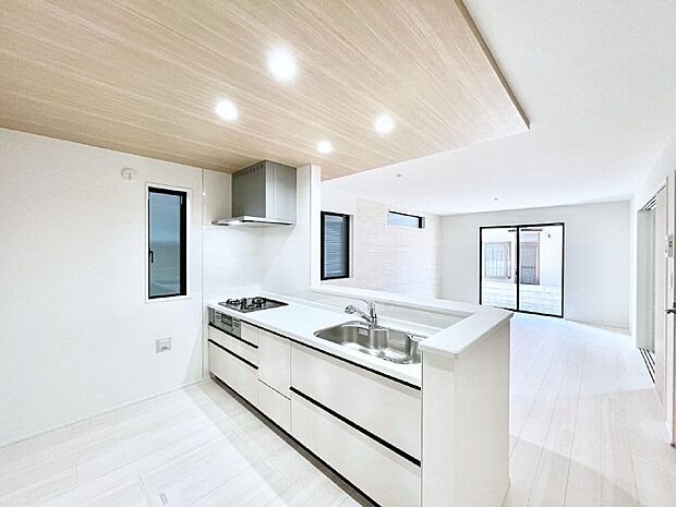 【ダイニングキッチン】料理をしながらご家族との会話を楽しめる対面カウンターキッチン