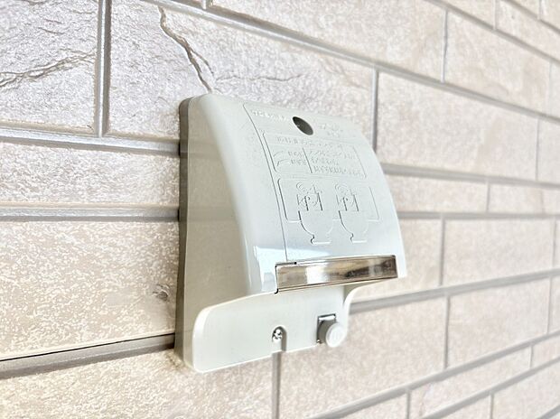 【その他設備(バルコニー電源コンセント)】バルコニーにはコンセント付き。高圧洗浄機でのお掃除などに便利です!