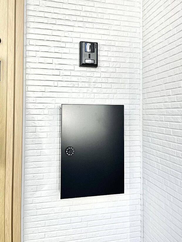 【その他現地】大切な郵便物の盗難を防止してくれるダイヤル錠付きのポスト