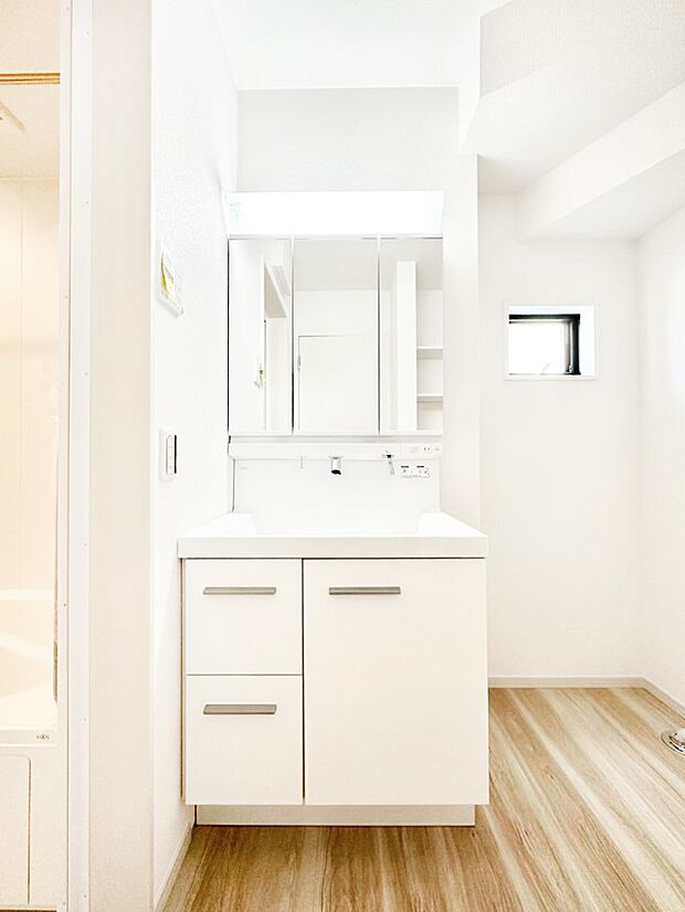 【洗面台・洗面所】スタイリングに便利な三面鏡、ミラーキャビネットで細かい物スッキリ