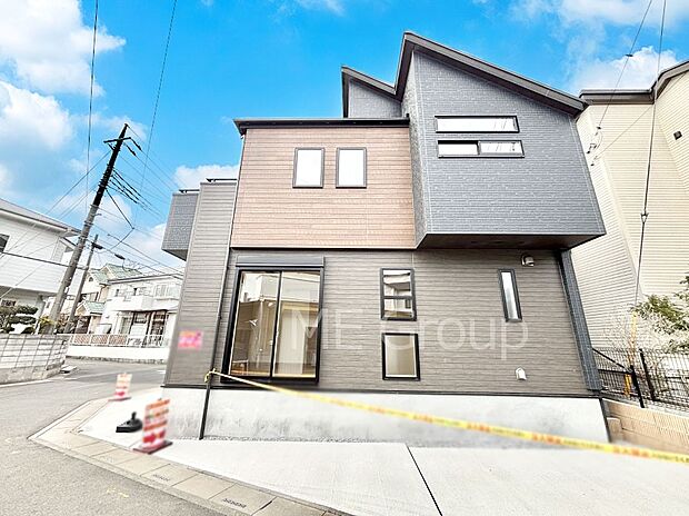 【現地外観写真】洗練された外観、上質な住空間が広がる室内は永く安心して過ごせる住居です。 