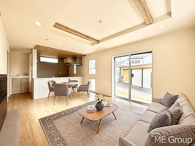 【リビング】ご家族の賑やかな話し声で包まれる明るいリビング  ※家具はCGです