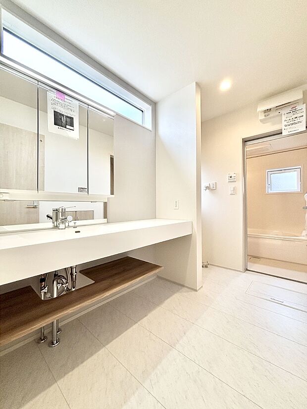 【洗面台・洗面所】大きく見やすい三面鏡で清潔感ある洗面台は、身だしなみチェックや肌のお手入れにおすすめです。