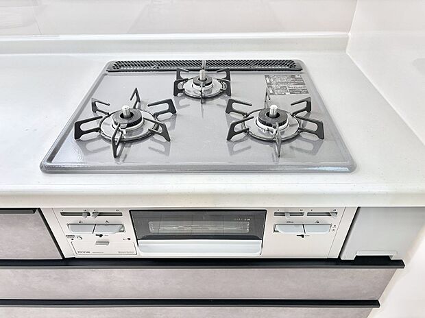 【その他設備(Siセンサーコンロ)】ガスコンロはSiセンサー搭載。火力調節や焦げ付き・消し忘れも防いでくれます。