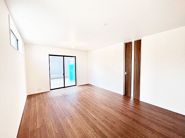 【リビングダイニング】家族団らんの時間も増えそうなくつろぎのリビングダイニング。