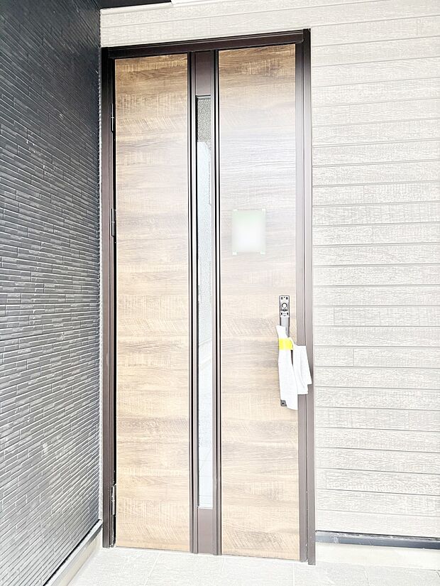 【玄関】玄関前は雨が降っても濡れにくい屋根付き