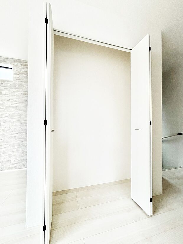 【その他設備(収納)】物が多くなりがちなリビングにうれしい収納