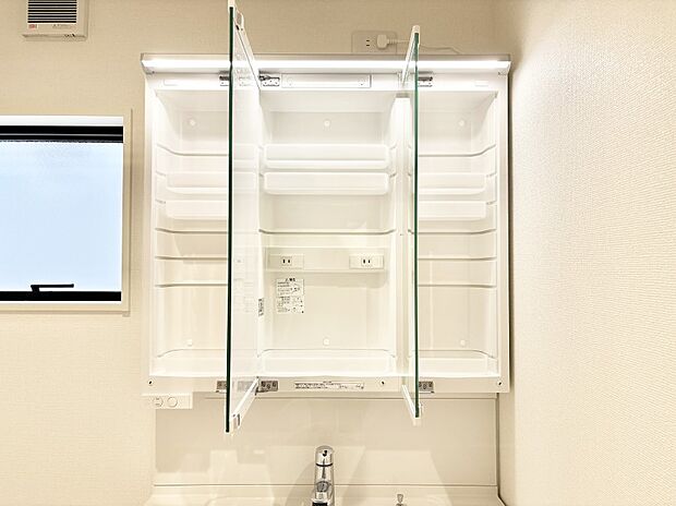 【その他設備(三面鏡裏収納)】三面鏡の裏に、化粧品や衛生用品などを収納可能。洗面台をすっきりと保ちます!