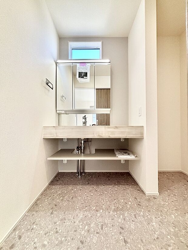 【洗面台・洗面所】三面鏡の裏に、化粧品や衛生用品などを収納可能。洗面台をすっきりと保ちます!