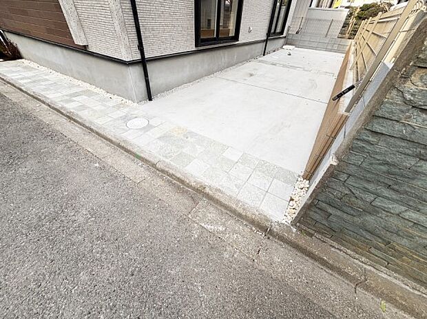 【駐車場】駐車2台可能!急なお客様の駐車に。また、ご家族の自転車スペースとしても大活躍。