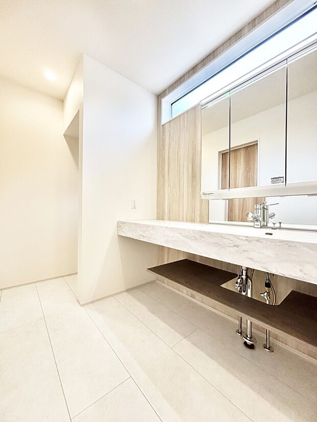 【洗面台・洗面所】スタイリングに便利な三面鏡、ミラーキャビネットで細かい物スッキリ