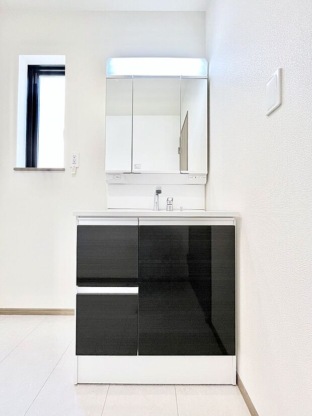 【洗面台・洗面所】大きく見やすい三面鏡で清潔感ある洗面台は、身だしなみチェックや肌のお手入れにおすすめです。