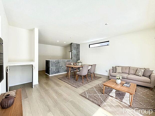 【リビング】ご家族の賑やかな話し声で包まれる明るいリビング ※家具はCGです