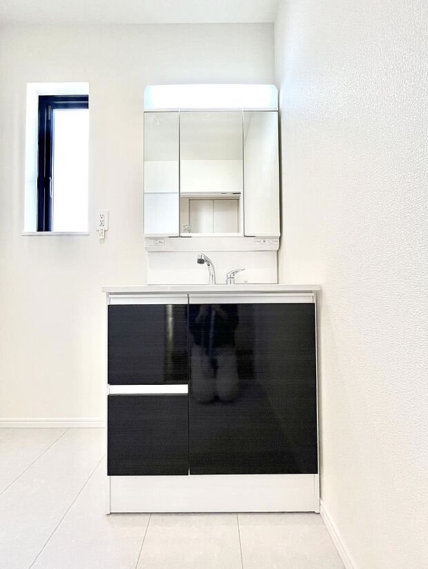 【洗面台・洗面所】大きく見やすい三面鏡で清潔感ある洗面台は、身だしなみチェックや肌のお手入れにおすすめです。