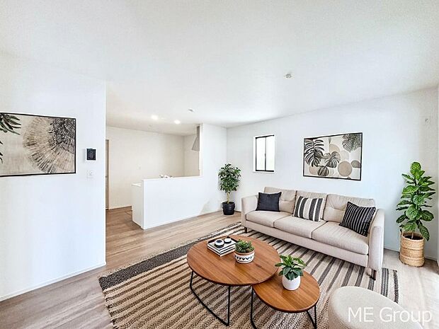 【リビング】家族の和やかな会話が聞こえてきそう。開放感のあるリビングです。※家具はCGです