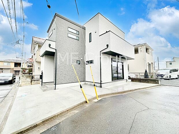 【現地外観写真】洗練された外観、上質な住空間が広がる室内は永く安心して過ごせる住居です。