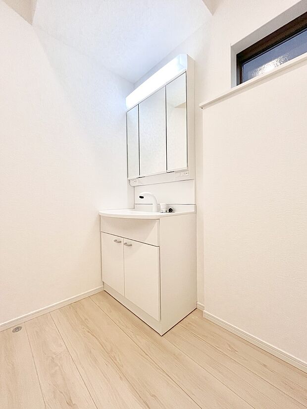 【洗面台・洗面所】三面鏡の裏に、化粧品や衛生用品などを収納可能。洗面台をすっきりと保ちます!