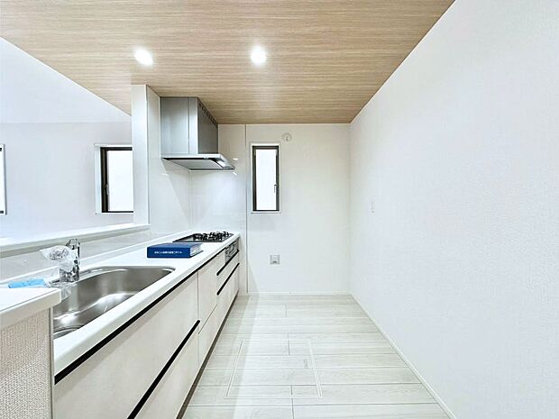 【ダイニングキッチン】爽やかな風が通り抜けるキッチン。窓があるので明るく換気にも役立ちます。