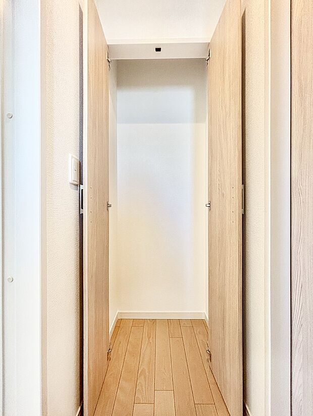 【その他設備(廊下収納)】廊下収納。掃除道具や季節の小物を収納することができます。