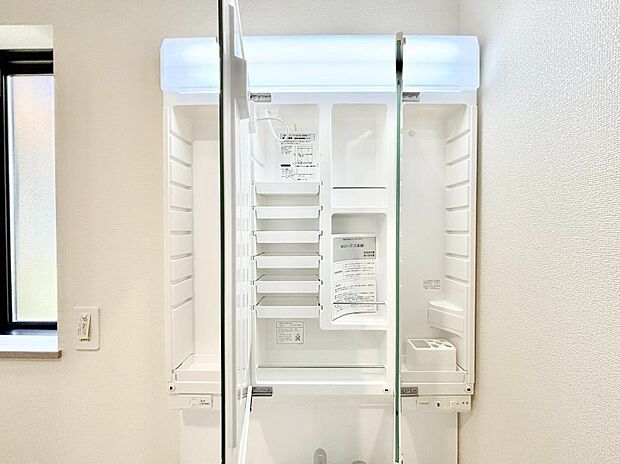 【その他設備(三面鏡裏収納)】三面鏡の裏に、化粧品や衛生用品などを収納可能。洗面台をすっきりと保ちます!