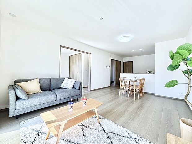 【リビング】16帖のLDKは家族みんなの快適空間!家族のつながりを強くする大事なスペースです。