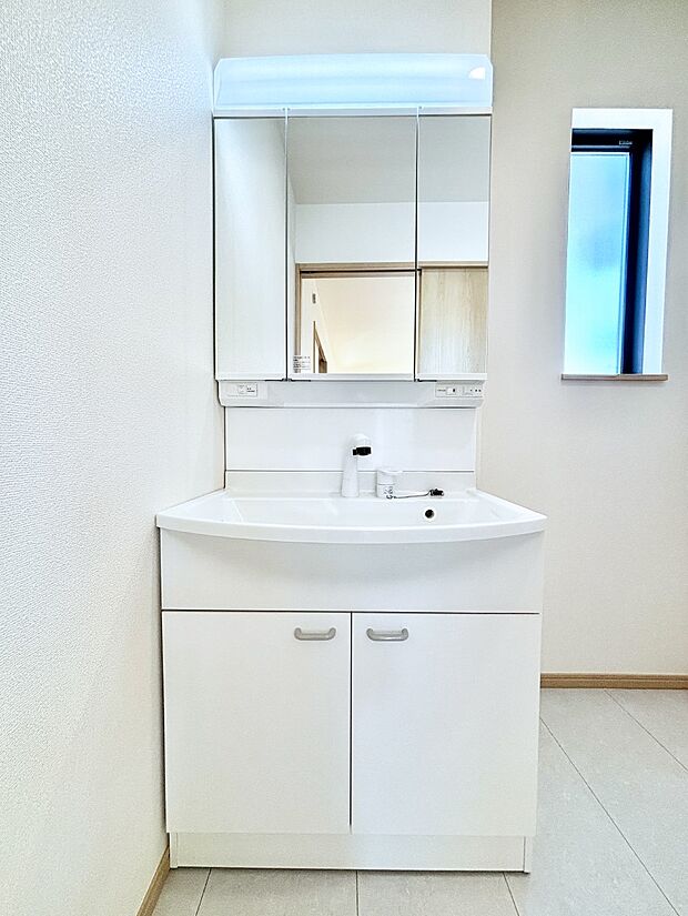 【洗面台・洗面所】大きく見やすい三面鏡で清潔感ある洗面台は、身だしなみチェックや肌のお手入れにおすすめです。