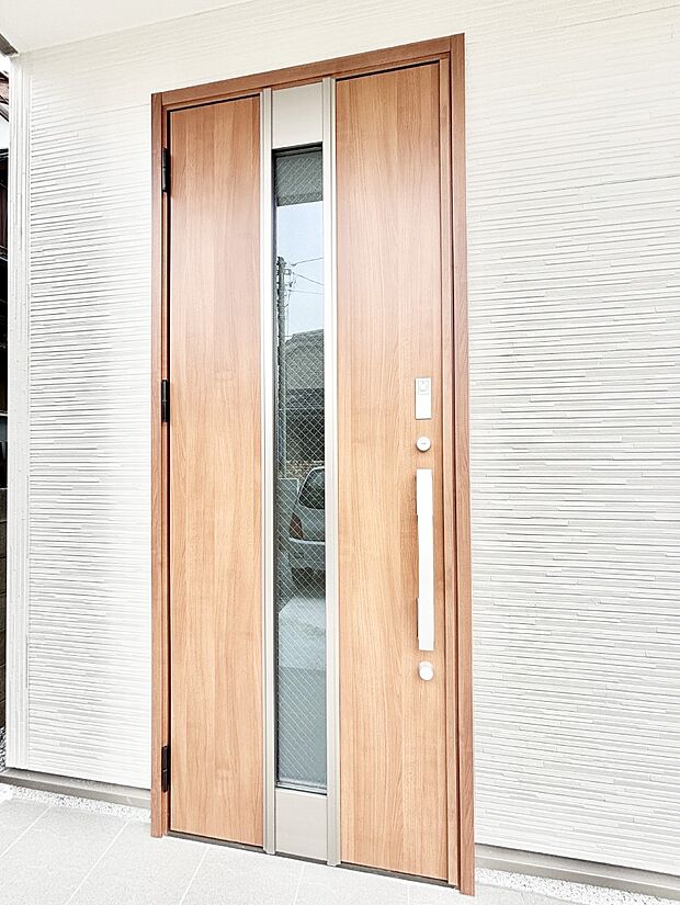 【玄関】玄関前は雨が降っても濡れにくい屋根付き