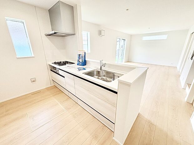 【ダイニングキッチン】料理をしながらご家族との会話を楽しめる対面カウンターキッチン