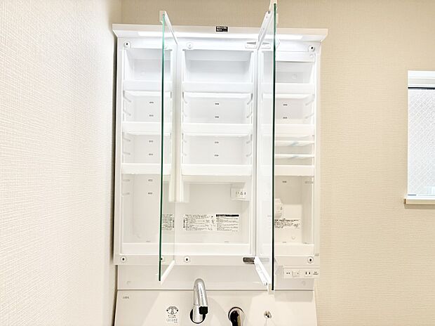 【その他設備(三面鏡裏収納)】三面鏡の裏に、化粧品や衛生用品などを収納可能。洗面台をすっきりと保ちます!