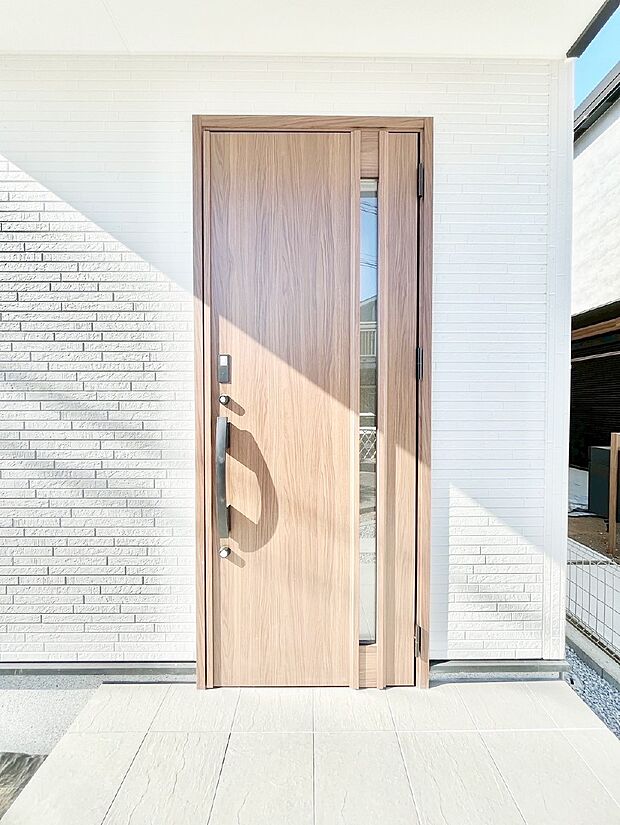 【玄関】玄関前は雨が降っても濡れにくい屋根付き