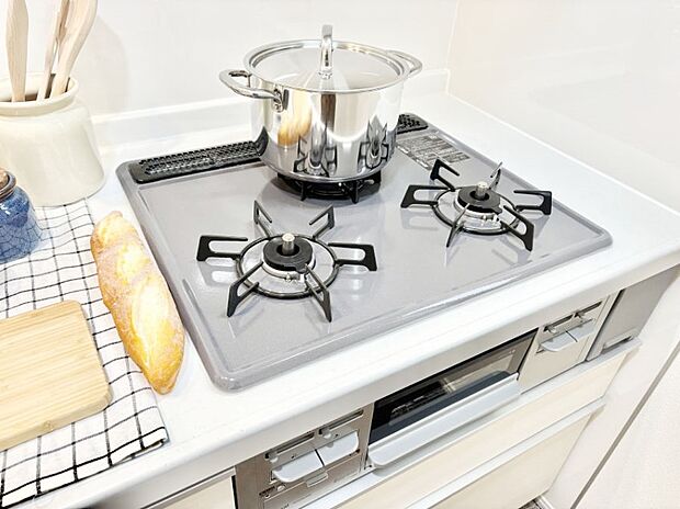 【その他設備(Siセンサーコンロ)】ガスコンロはSiセンサー搭載。火力調節や焦げ付き・消し忘れも防いでくれます。