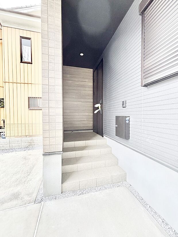 【玄関】シンプルで落ち着いた雰囲気の玄関でご家族やお客様をお出迎え!