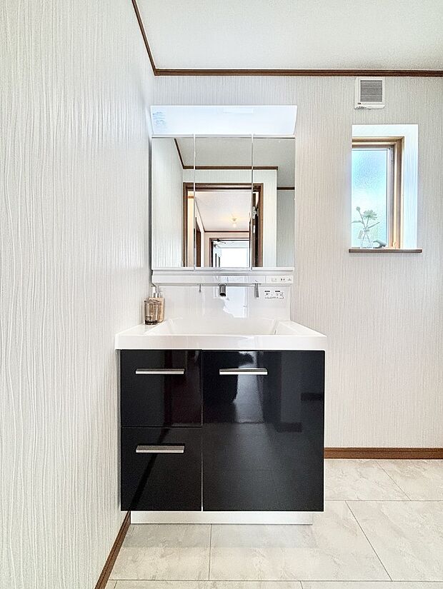 【洗面台・洗面所】三面鏡の裏に、化粧品や衛生用品などを収納可能。洗面台をすっきりと保ちます!