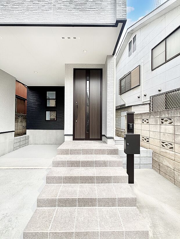 【玄関】大切な家族、来客を出迎える玄関。