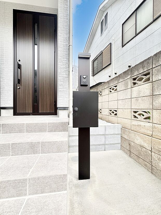 【その他現地】シンプルデザインのポスト。