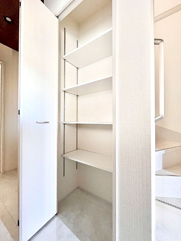 【その他設備(玄関ホール収納)】玄関ホール収納です。掃除道具やお出かけ用グッズの収納に便利です。