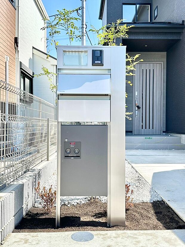 【その他現地】表札・インターホン・ポスト・宅配BOXをひとつに集約。エントランスになじむシンプルデザイン。