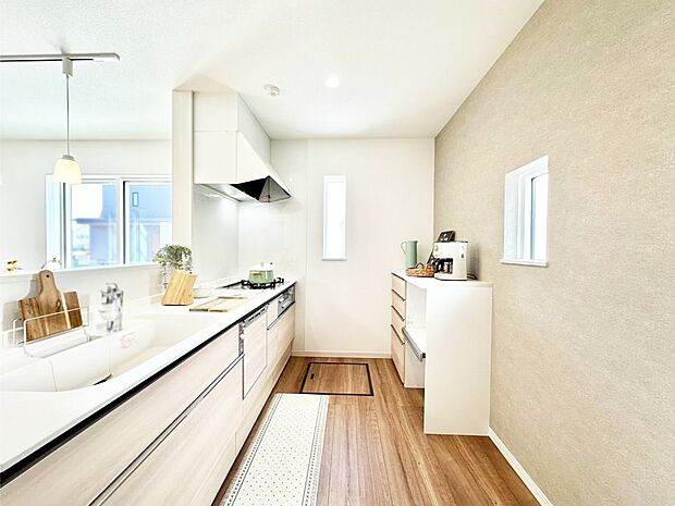 【キッチン】爽やかな風が通り抜けるキッチン。窓があるので明るく換気にも役立ちます。