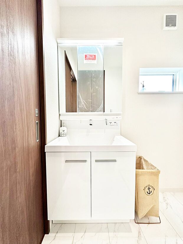 【洗面台・洗面所】スタイリングに便利な三面鏡、ミラーキャビネットで細かい物スッキリ