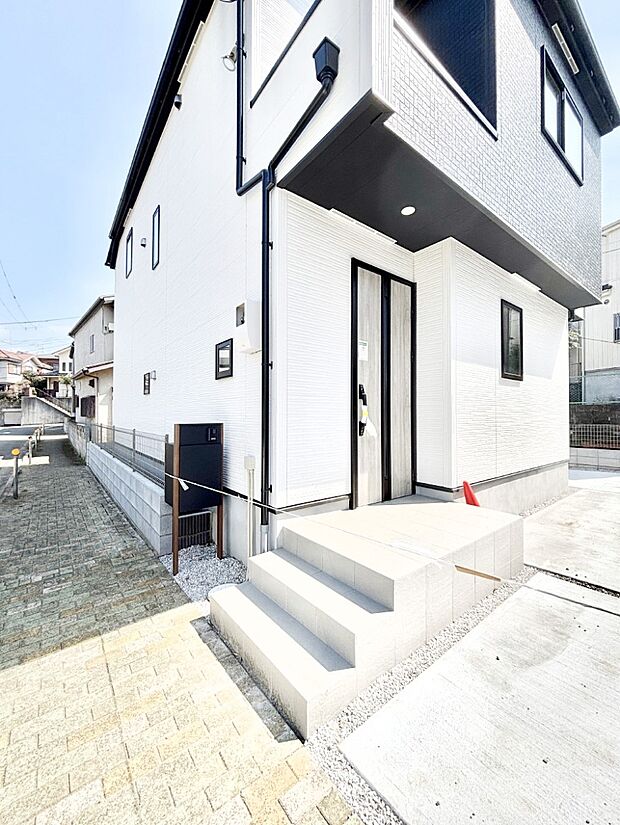 【玄関】シンプルで落ち着いた雰囲気の玄関でご家族やお客様をお出迎え!