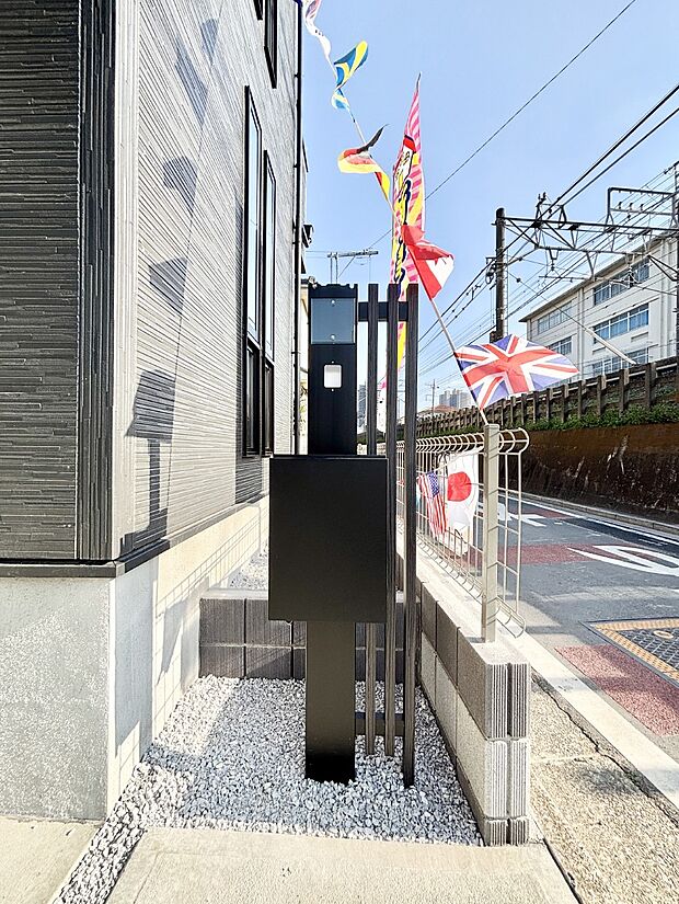 【その他現地】シンプルデザインのポスト。