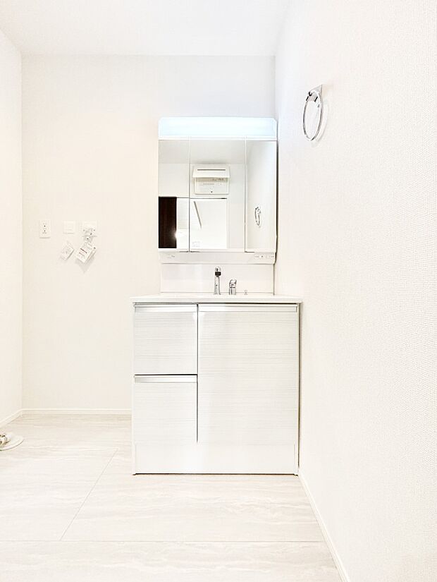 【洗面台・洗面所】三面鏡キャビネット・シャワー付き洗面化粧台で忙しい朝の身支度もスムーズに!