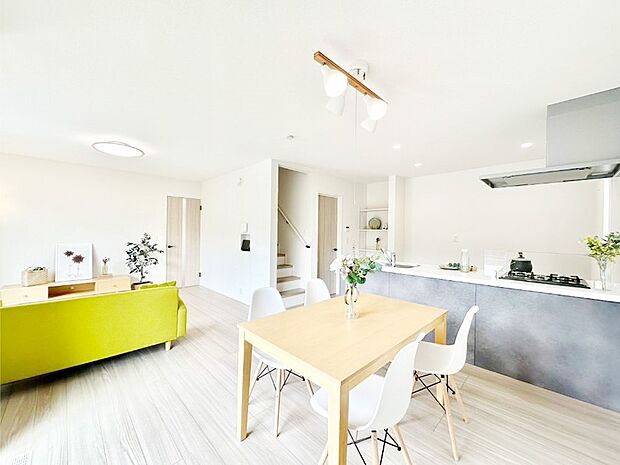 【ダイニング】家族の笑顔が自然と生まれてくる、そんな雰囲気のダイニングに仕上がっています。