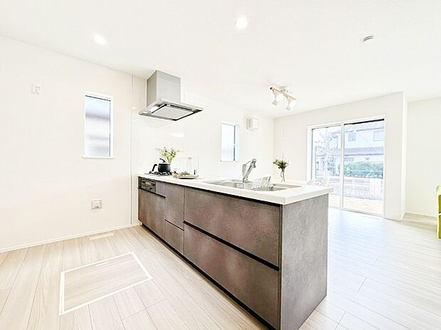 【ダイニングキッチン】ご家族の会話弾む対面キッチン。お料理中のパパママもご家族と過ごす時間が増えそう！