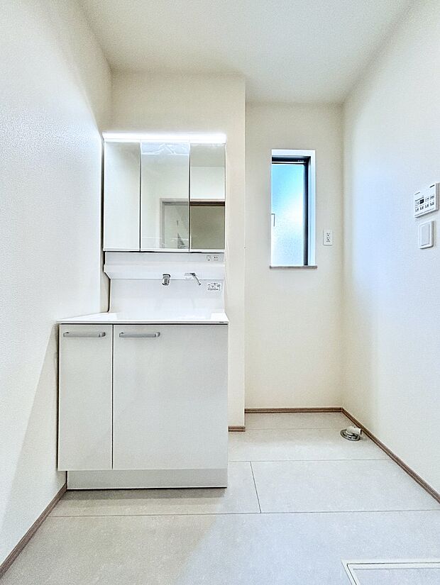 【洗面台・洗面所】大きく見やすい三面鏡で清潔感ある洗面台は、身だしなみチェックや肌のお手入れにおすすめです。