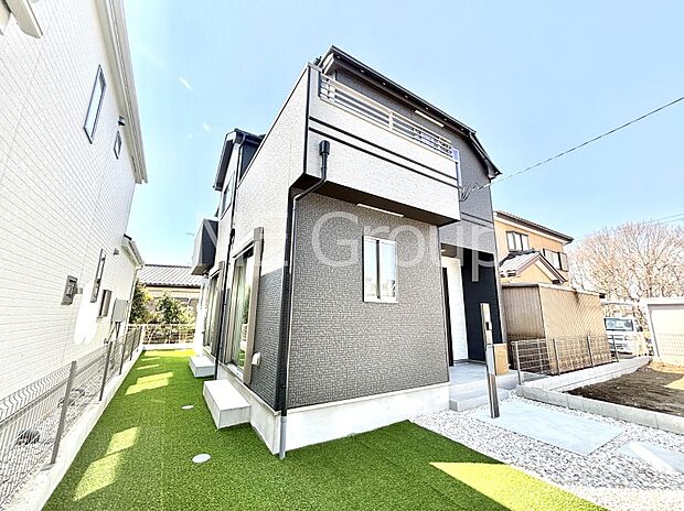 【現地外観写真】暮らしやすさと居心地の良さにこだわったシンプルで飽きのこないデザイン !