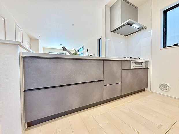 【ダイニングキッチン】爽やかな風が通り抜けるキッチン。窓があるので明るく換気にも役立ちます。