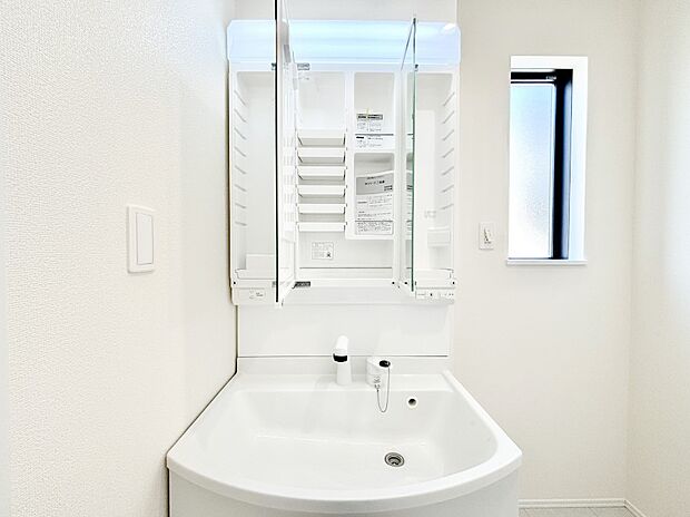 【その他設備(三面鏡裏収納)】三面鏡の裏に、化粧品や衛生用品などを収納可能。洗面台をすっきりと保ちます！